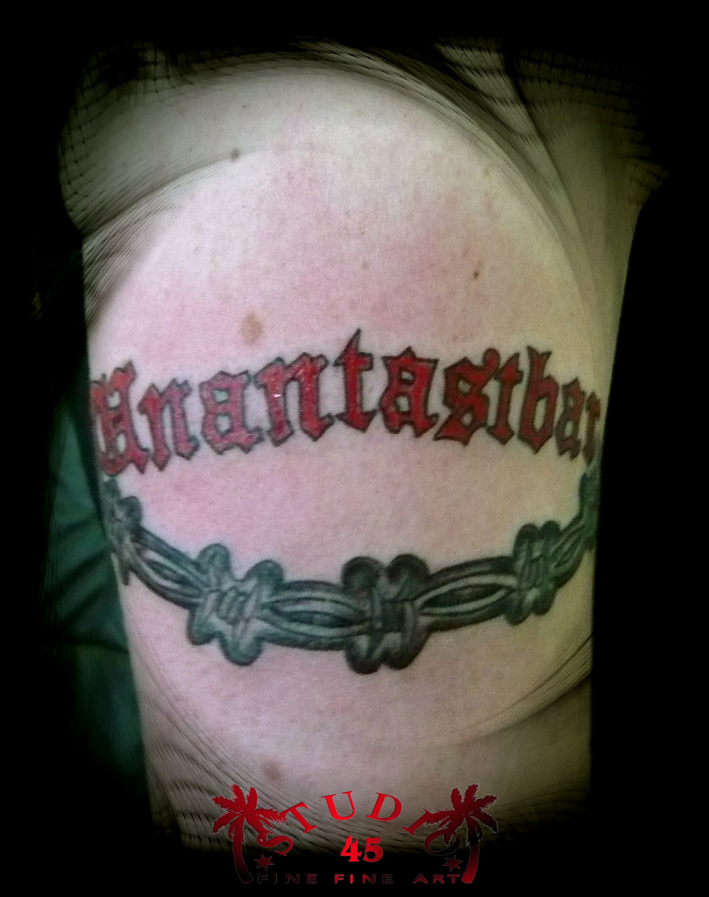 Unantastbar Band Stacheldraht Oberarm Tattoo Recklinghausen STUDIO 45